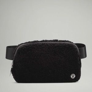 Fleece everywhere belt bag